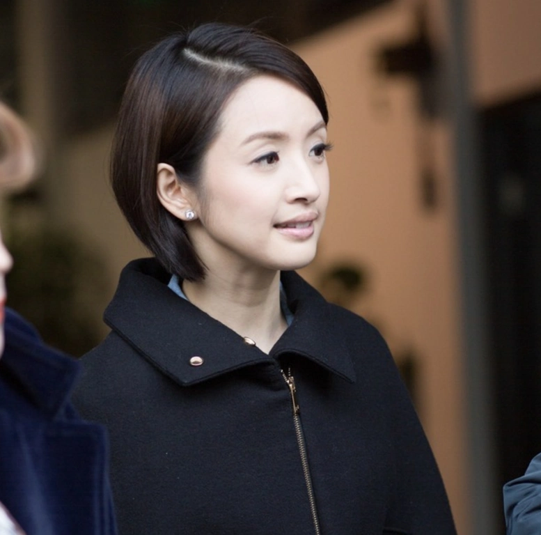 林依晨短发造型干练亮相,笑容甜美如少女!