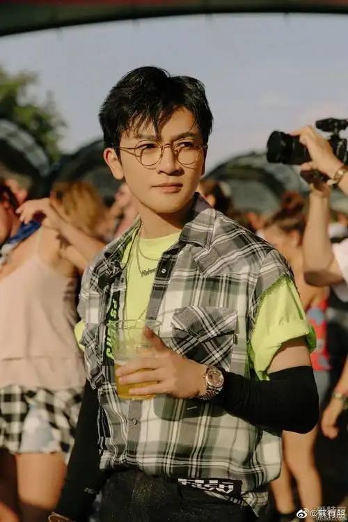 苏有朋穿牛油果绿短t配格子衬 戴圆框复古眼镜显潮范儿