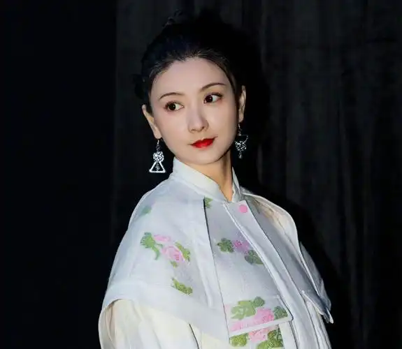 斓曦删博遭嘲讽,被要求出钱收养流浪狗不回应,带货一次卖几十万_腾讯