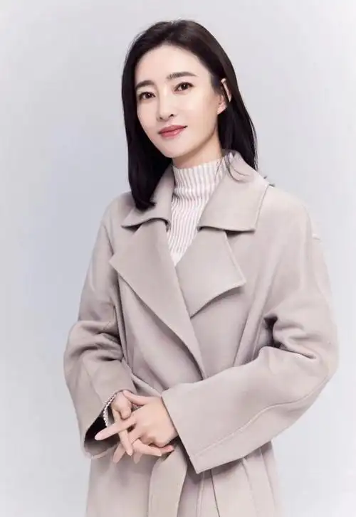 王丽坤演小品造型吸睛,穿一件浅灰色大衣,气质很出众!
