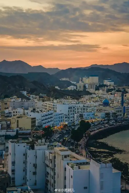 被惊艳的阿曼首都马斯喀特s湾  阿曼最美s湾,登城堡俯瞰滨海城景极度