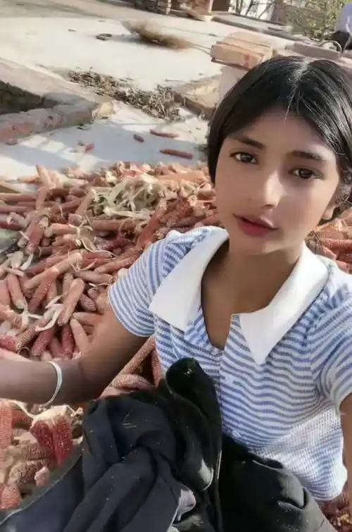 中巴混血小黑妮被一对河南农村夫妇收养,长大后懂得感