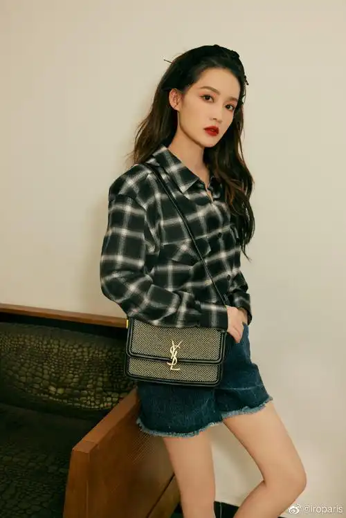 李沁身穿#iroparis#牛仔短裤拍摄画报,缤纷细节构筑简约优雅,举手投