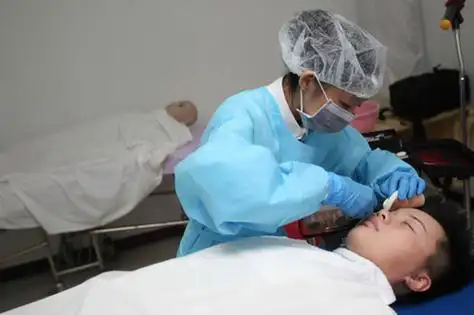 台北市殡葬处实习生为遗体化妆.图自台媒