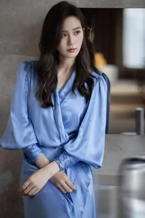 技巧一:裙型优雅又复古刘诗诗身上穿的这件丝绸长裙能显得贵气又优雅