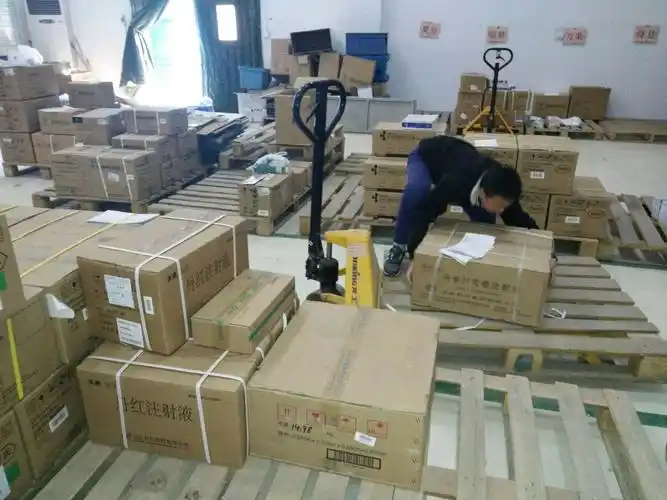 新年的欢乐中时,我随妈妈到了医药物流公司,来帮这里的工人叔叔们干活