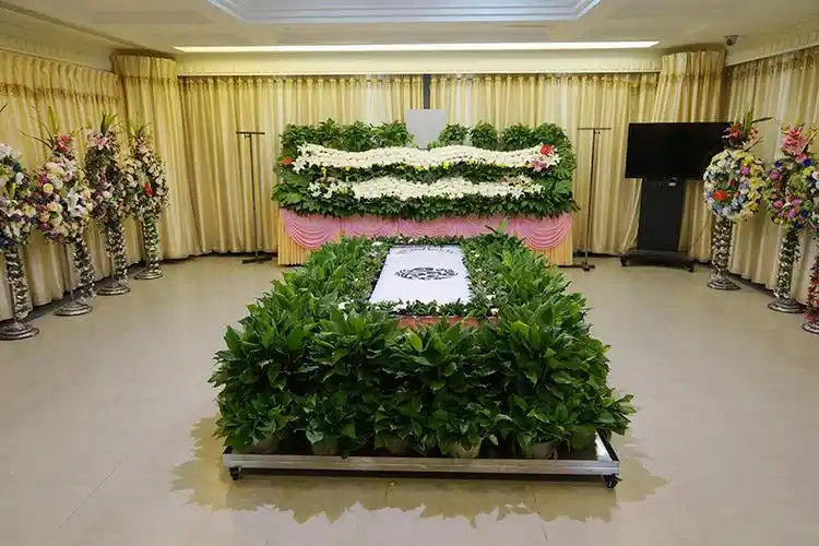 八宝山殡仪馆一条龙告别厅布置