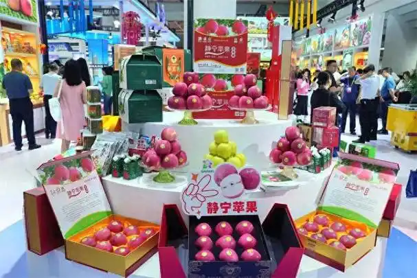 在展位前,一颗颗红彤彤的静宁苹果被呈现在精美的礼盒中,摆放造型