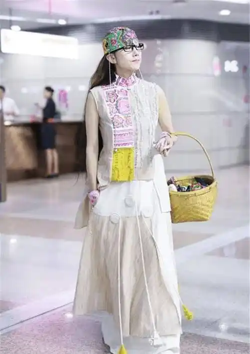 杨丽萍哪像年过半百的人,穿民族风长裙配帽,一身藏不住的精致感_女性