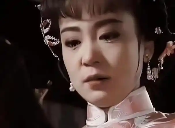 刘雪华眼含水雾,哭得是楚楚动人,眼泪像断线的珍珠一般颗颗落下,真叫