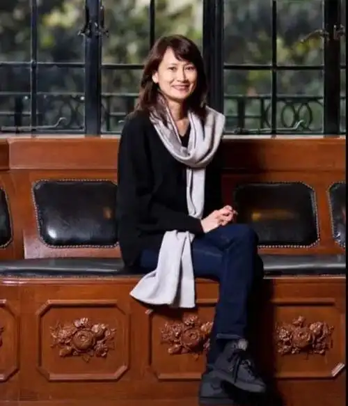 向明中学73届校友燕子姐姐陈燕华飞到周到直播间用上海闲话讲成语故事