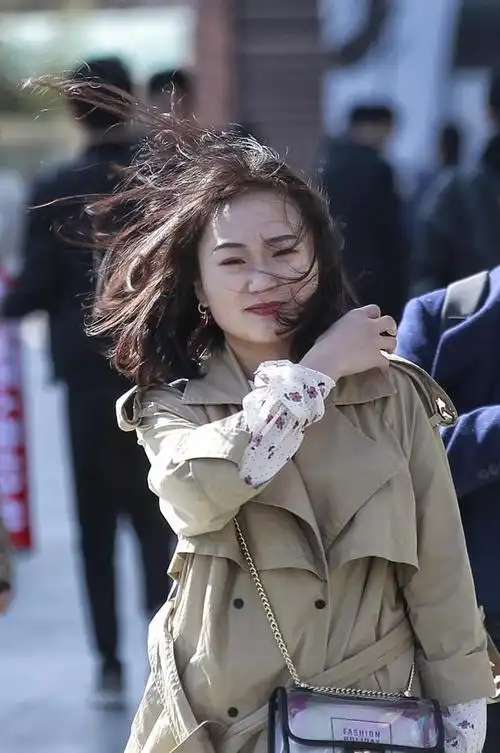 今天郑州的风有多大小姐姐的发型给出形象的答案