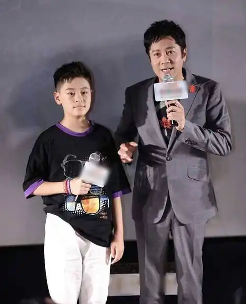 52岁蔡国庆近照,老婆隐藏整整10年,儿子长得比他还帅_那英_家庭_蔡轩