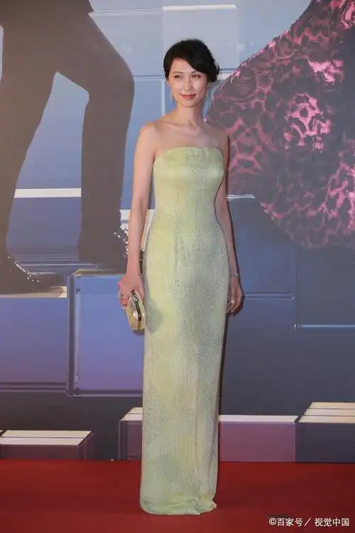 被时光善待,被老公宠爱的女人:郭蔼明,54岁,皮肤光滑身材纤细