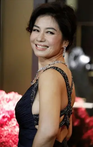 钟楚红虽然脸上有了皱纹但61岁仍旧光彩照人魅力根本挡不住