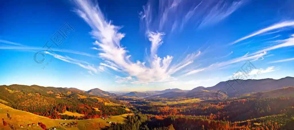 秋天山谷空中全景山丘上的阳光在山脉的秋天日落五颜六色的秋天森林地