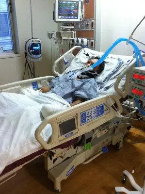 自家门口遭西语裔围殴纽约六旬华裔重伤昏迷图