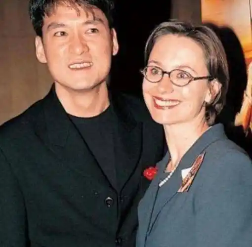 周华健61岁外国老婆罕见亮相,满头银发显老态,和儿子合影超温馨_周厚