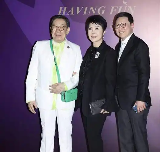 关菊英携同性爱人公开露面两人恩爱十几年感情稳定成彼此依靠