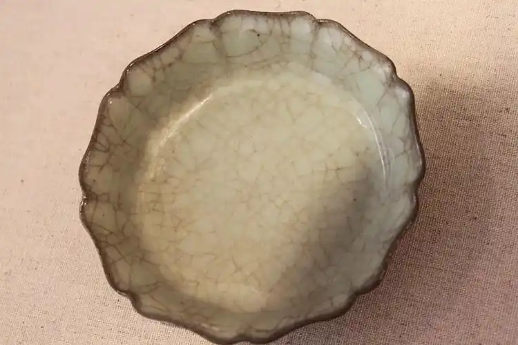 "紫口铁足" 珍贵南宋官窑青瓷在香港故宫文化博物馆展出