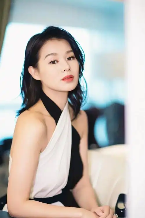 胡杏儿个人资料简介:嫁大3岁富豪李乘德,婚后连生三胎,如今很幸福-天