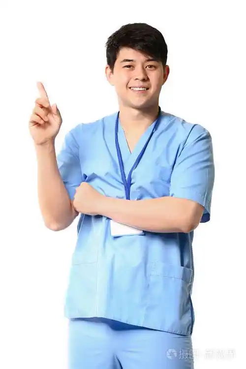 白色背景下抬起食指的男医务助理