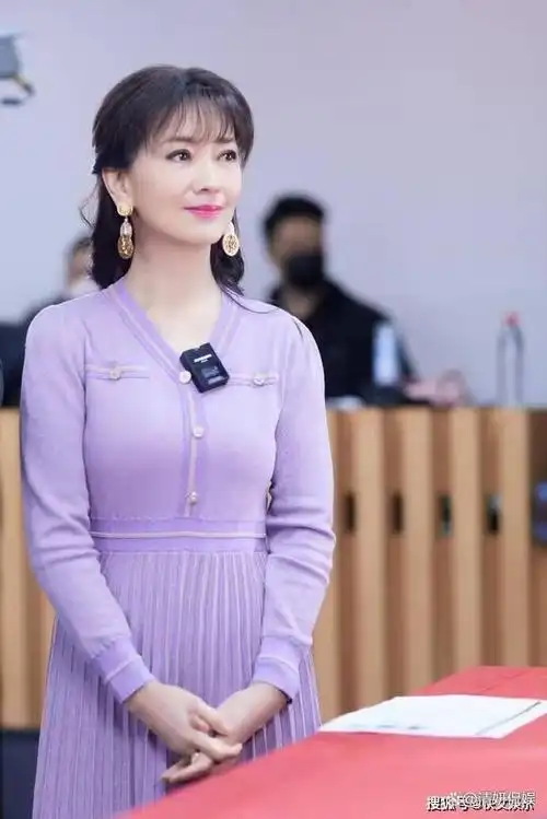 71岁的赵雅芝在内地某热门综艺节目中惊喜现身,她的出现立刻引起了