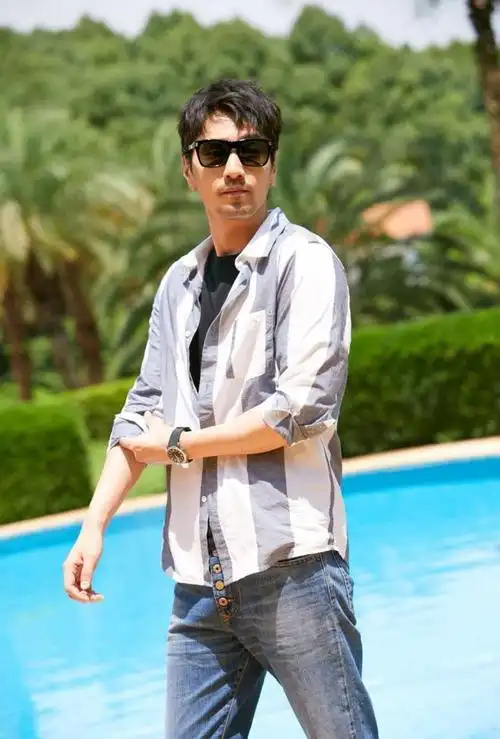 赵又廷发型毛躁却依旧帅气黑色西装还能穿出新鲜感看着太有型