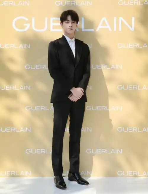 许凯为显腿长在裤子上加心机线三七比例让人心动