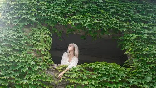 清新素雅的礼服少女甜美私密写真