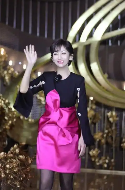 赵雅芝出席活动时尚穿搭展现魅力