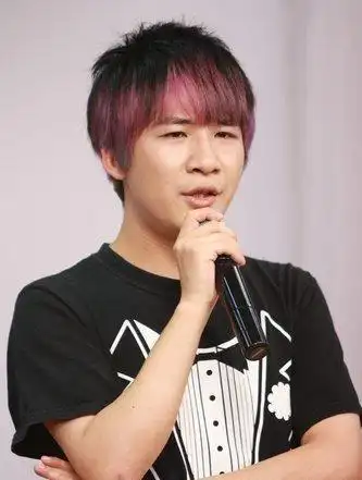 大张伟晒童年照称儿时梦想完成一半