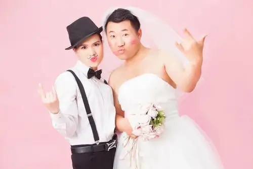 近日一组80后夫妻反串婚纱照爆红网络