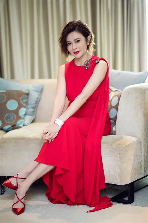 关之琳获跨界人物大奖 一袭翩跹红裙身姿曼妙