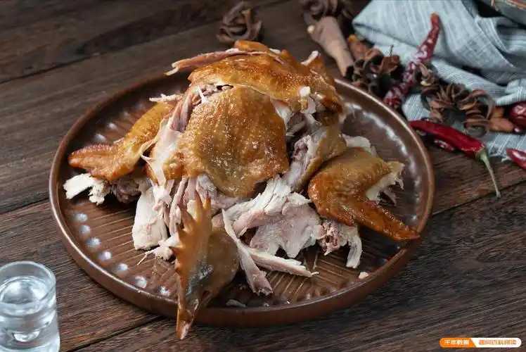 道口烧鸡是我国河南安阳市一道传统名吃,其中最有名的品牌是"义兴张"