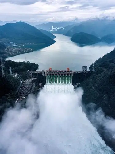 新安江大坝九孔泄洪