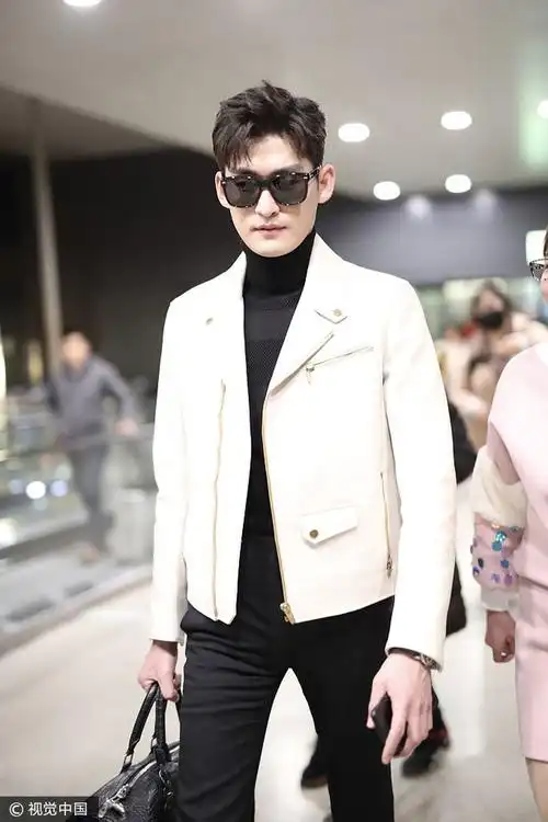 2017年11月18日,上海,张翰机场街拍.  图片来源:cc/视觉中国