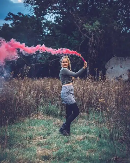手拿烟雾棒的美女图片 美女,烟雾,烟雾棒,粉色烟雾