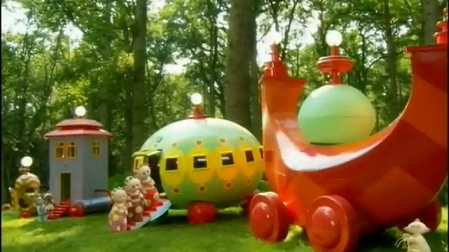 花园宝宝:玛卡巴卡拿起海绵,给叮叮车"洗脸",真是太有趣了