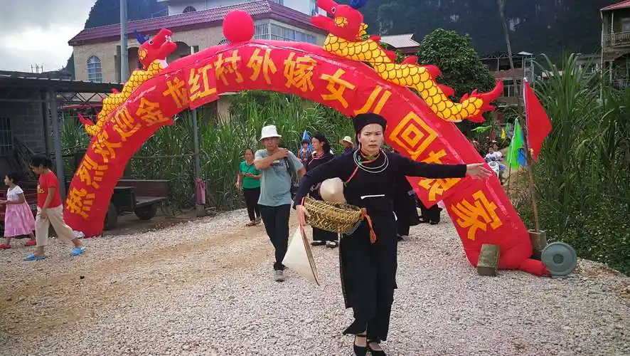 红红火火的进村彩门,外婆们在这里迎接回来的女儿们.