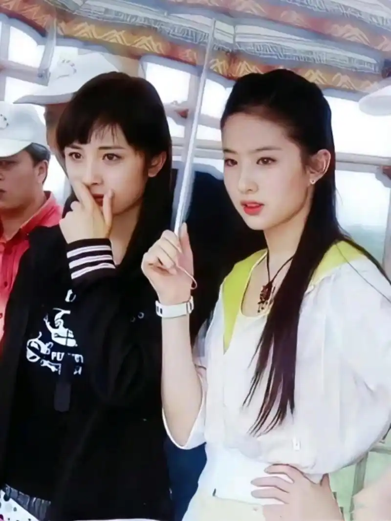 刘亦菲和杨幂早期合照和现在对比,杨幂变好看了 676767