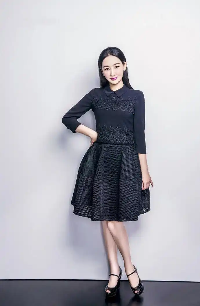 今日封面# #娱乐最前沿#近日,孙楠49岁前妻@买红妹 最新写真曝光,她