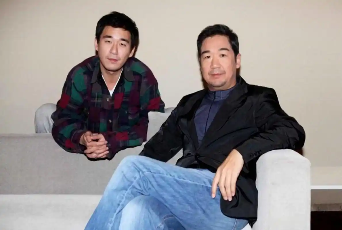 张国立现身绍兴玩乐,买路边摊和老板拉扯,儿子张默退圈很颓废 4月25日