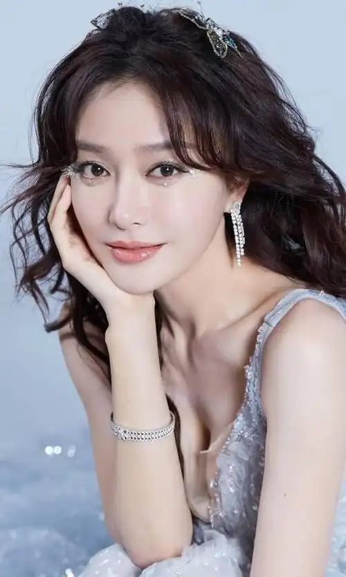 没成想,被嘲"浪费肚子"的秦岚,已悄悄走上人生的另一条"路"