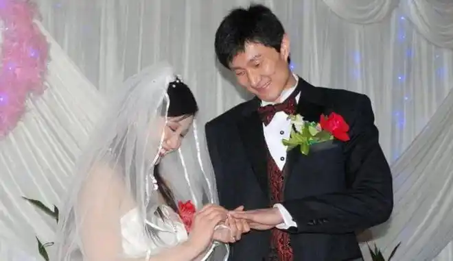 男篮杜锋曾被一拳打晕貌美妻子是游泳女神9岁儿子超像爸爸