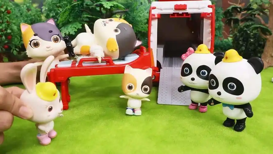 宝宝巴士玩具,猫咪一家遇到火灾,消防员接到报警出动救援