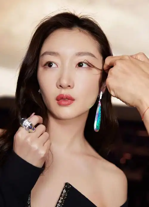 红毯#周冬雨北影节闭幕式红毯造型来啦黑色一字肩长款礼服惊艳又大气