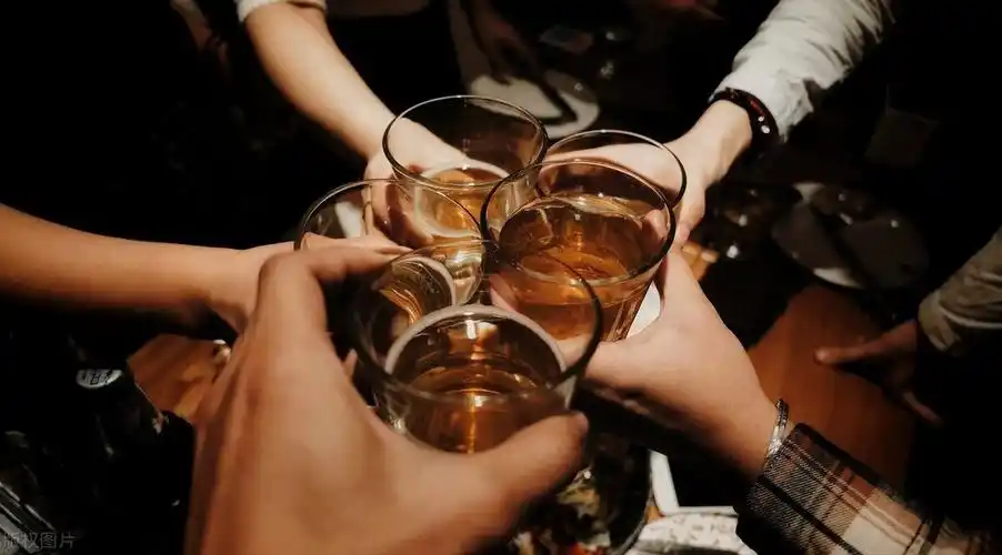 在酒桌上人们不知道为什么要喝酒