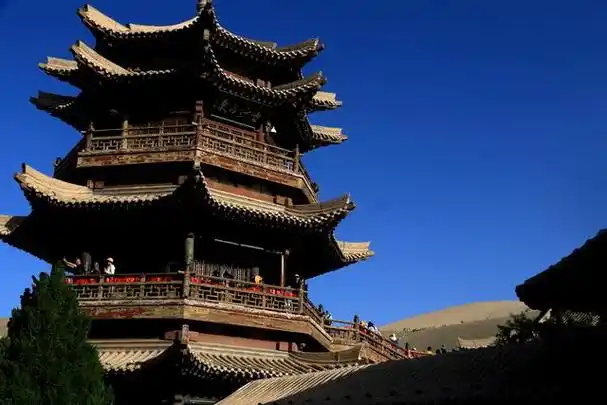 初秋时节,甘肃省敦煌市碧空如洗,鸣沙山月牙泉景区景色如画,引人入胜.