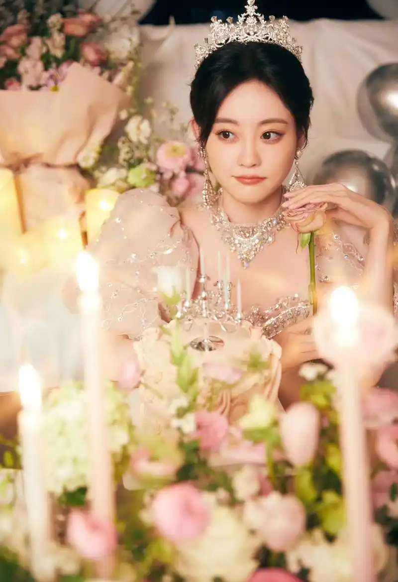 祝绪丹公主裙甜美笑容写真